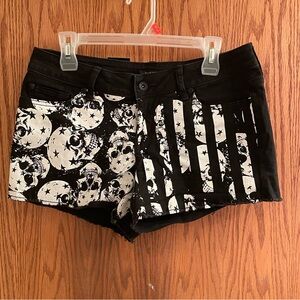 Blackheart Women’s Low Rise Skull Flag Shorts Size 9